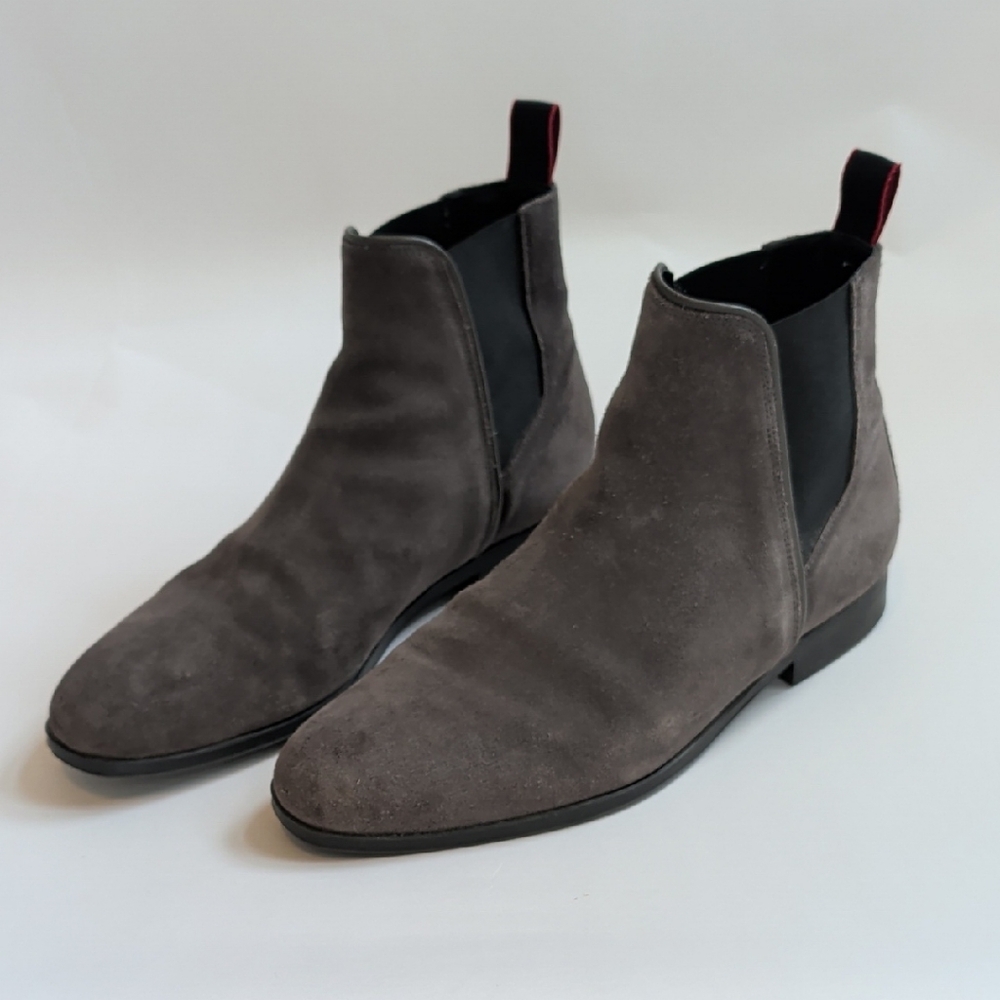 HUGO Chukka Boots in Taupe Suede with Black Accents